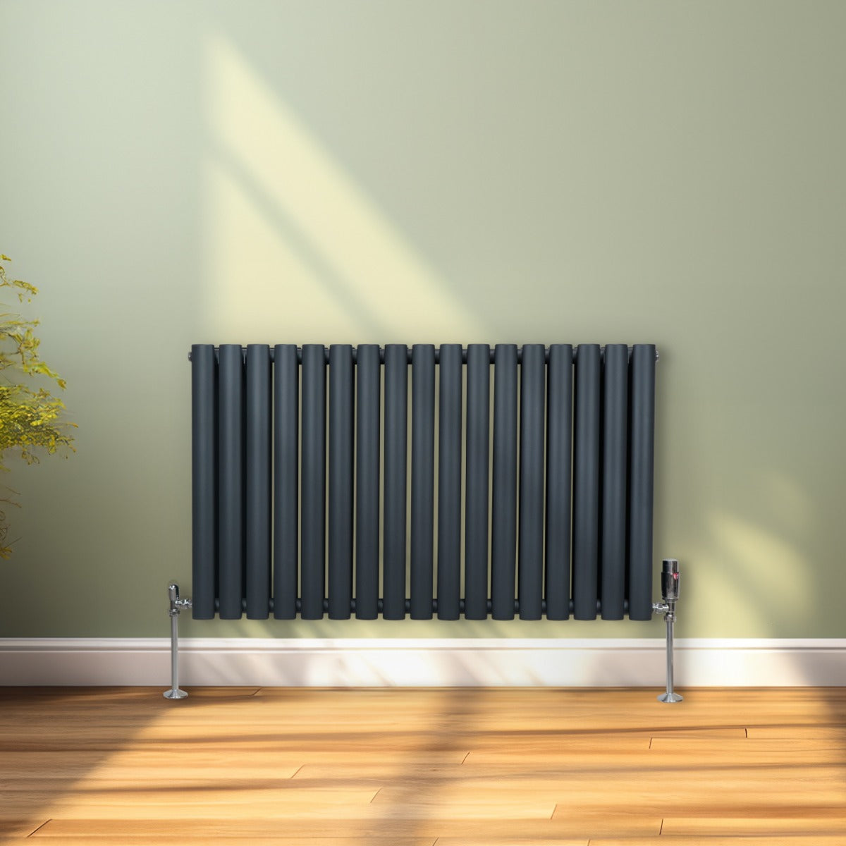 Radiateur à colonnes ovales gris anthracite, 2 panneaux, design élégant, surface lisse, installé contre un mur clair en bois