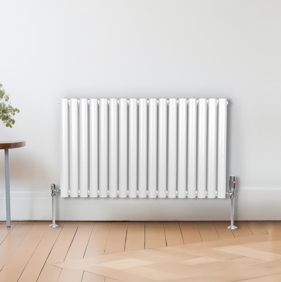 Radiateur à colonnes ovales blanc, 2 panneaux, dimensions 600 x 1020 mm, finition lisse, installé contre un mur clair avec un sol en bois naturel