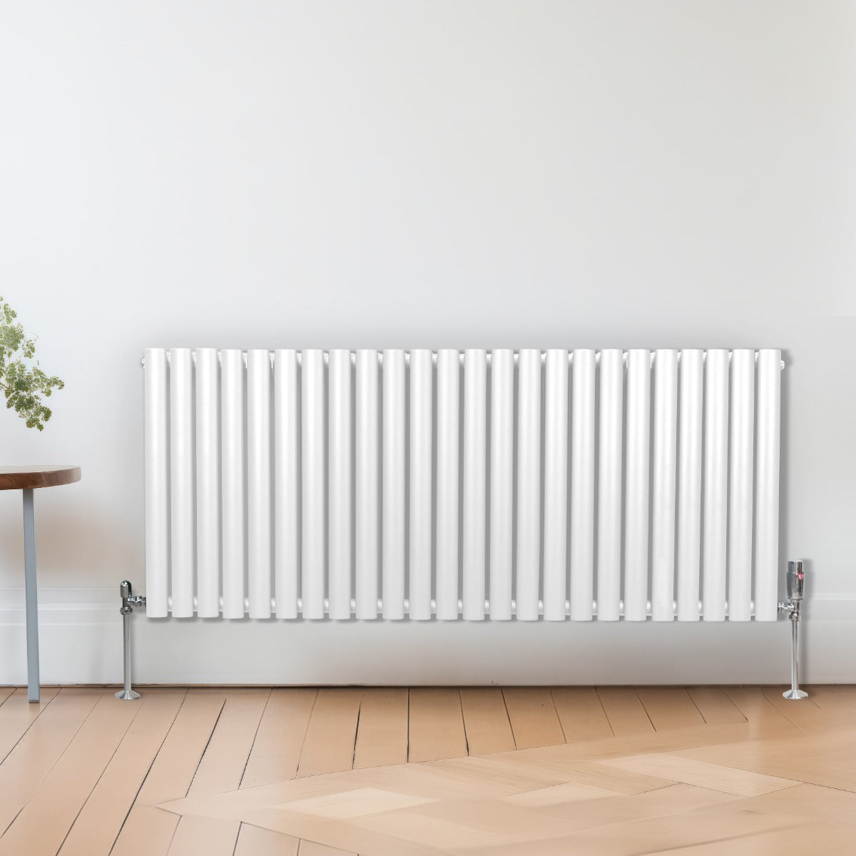 Radiateur à colonnes ovales blanc, 2 panneaux, 600 x 1440 mm, avec pieds en métal, installé sur un sol en bois clair