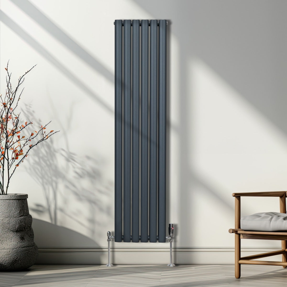 Radiateur à colonnes ovales gris anthracite, 2 panneaux, design moderne et épuré, installé contre un mur lumineux avec ombres douces