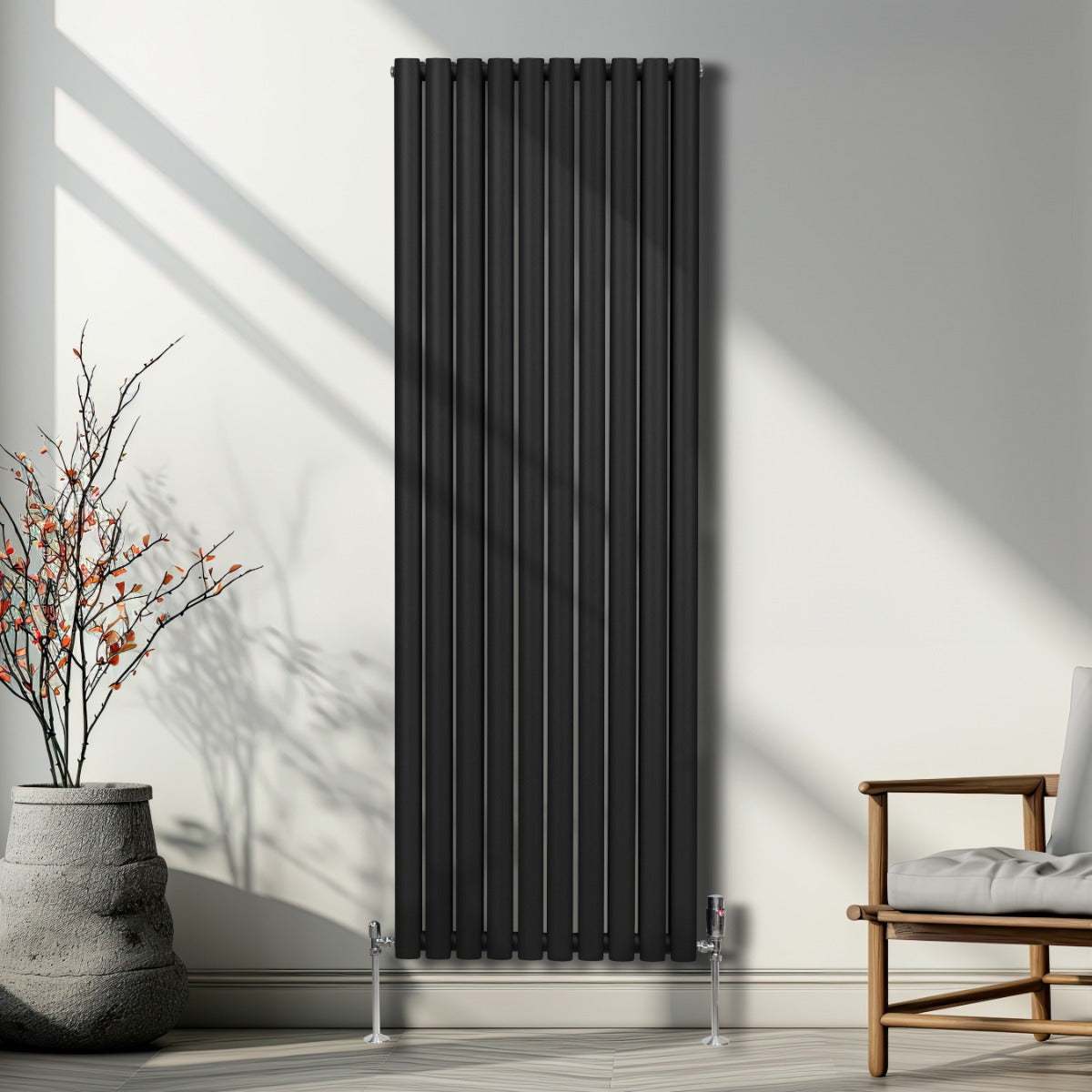 Radiateur à colonnes ovales noir, 1800 x 600 mm, avec deux panneaux, installé sur un mur lumineux, décor moderne et épuré