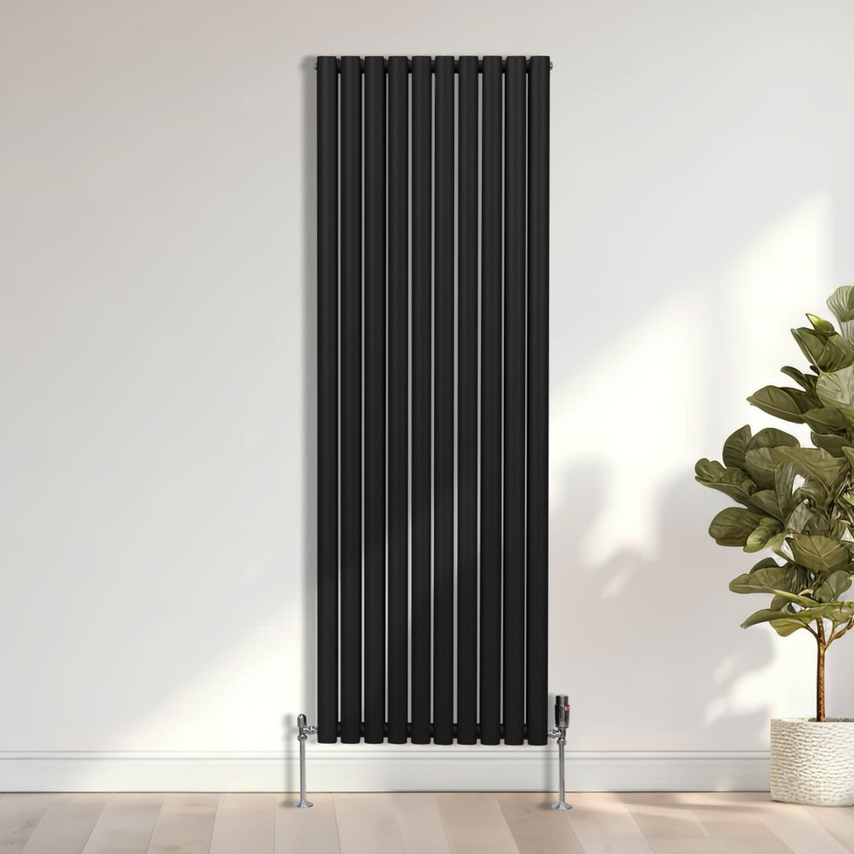 Radiateur à colonnes ovales noir, 1800 x 600 mm, avec deux panneaux, finition lisse et moderne, installé contre un mur clair