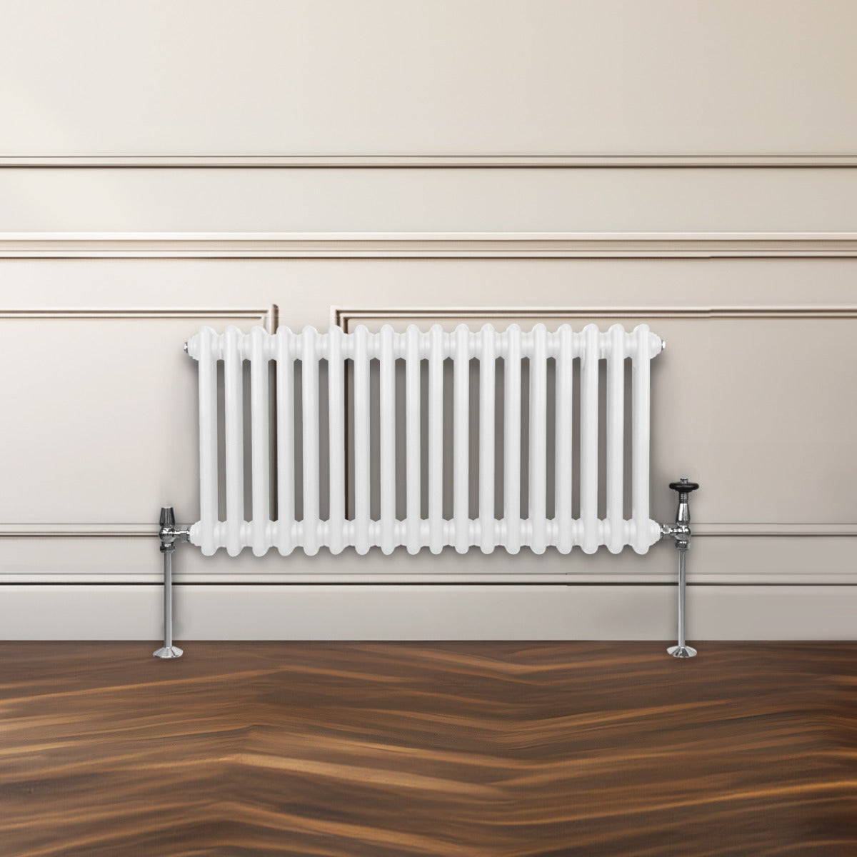 Radiateur traditionnel à 2 colonnes blanc, finition lisse, installé contre un mur, avec des tuyaux chromés et un sol en bois élégant