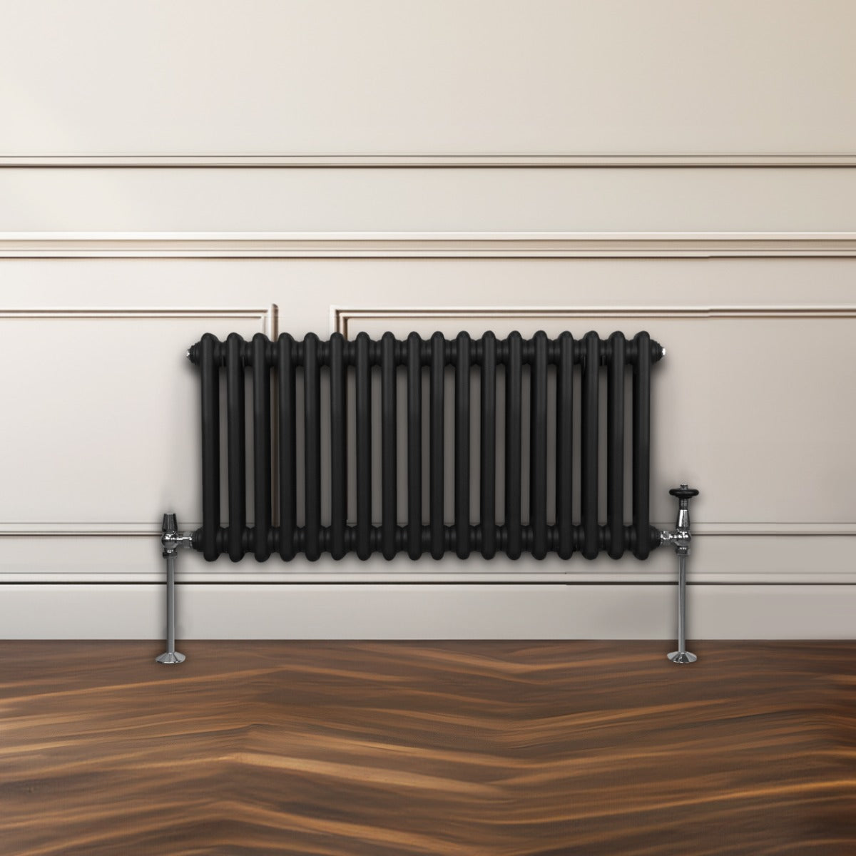 Radiateur traditionnel noir à deux colonnes, 300 x 832 mm, avec des tuyaux en métal et un design élégant sur un sol en bois