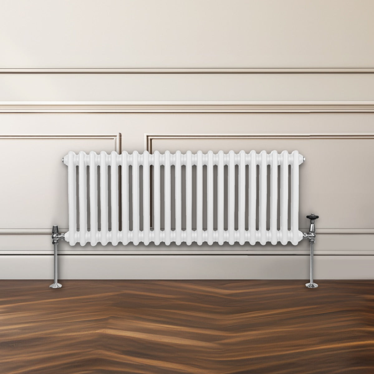 Radiateur traditionnel à 2 colonnes blanc, finition lisse, installé contre un mur avec un sol en bois foncé, design élégant et classique