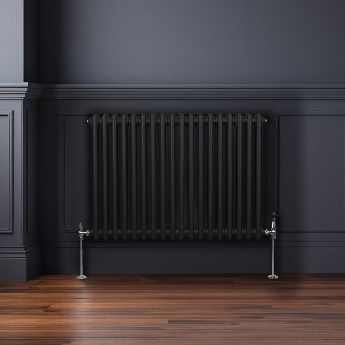 Radiateur traditionnel noir à 2 colonnes, 600 x 832 mm, avec des pieds en métal, installé contre un mur sombre en bois poli