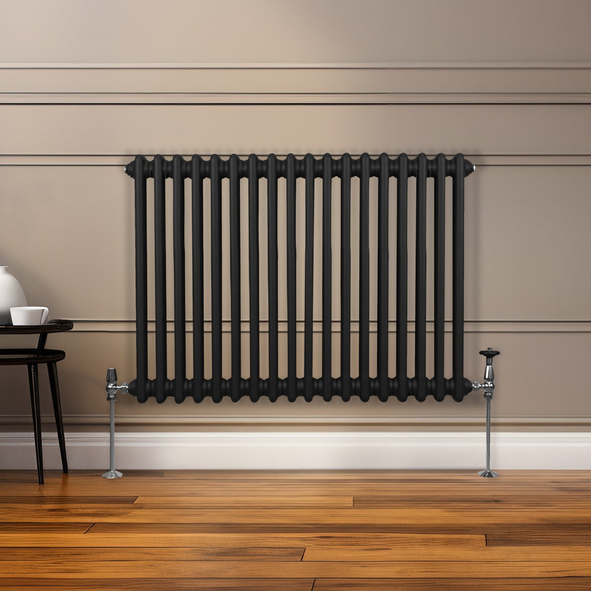Radiateur traditionnel noir à 2 colonnes, 600 x 832 mm, avec finition lisse et design élégant, installé sur un mur clair en bois