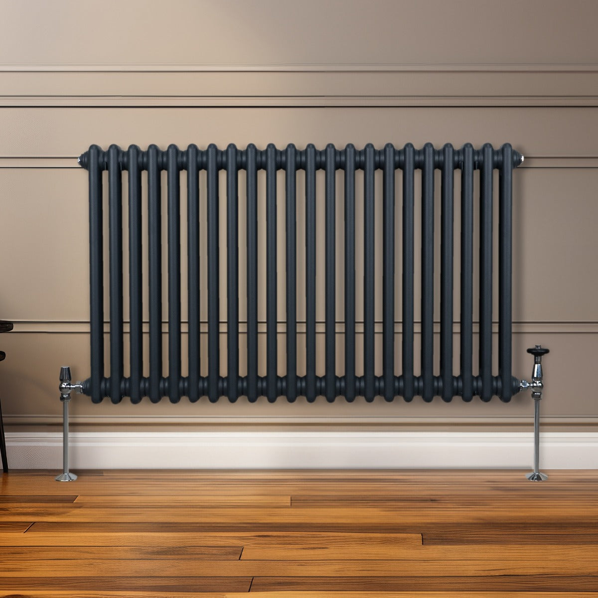 Radiateur traditionnel à 2 colonnes en gris anthracite, 600 x 1012 mm, avec une finition lisse et des supports en métal sur un mur beige