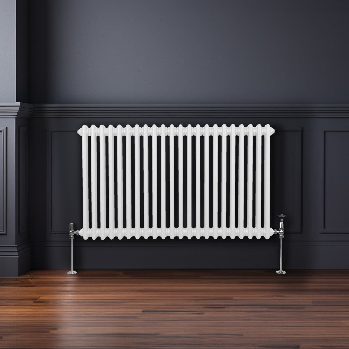 Radiateur traditionnel à 2 colonnes blanc, 600 x 1012 mm, avec finition lisse et pieds en métal, installé sur un mur sombre en bois