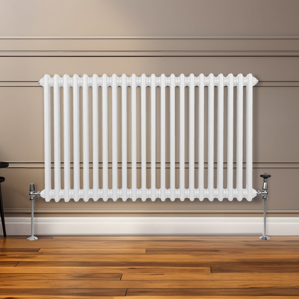 Radiateur traditionnel à 2 colonnes blanc, 600 x 1012 mm, avec une finition lisse et des pieds en métal, installé sur un mur intérieur en bois