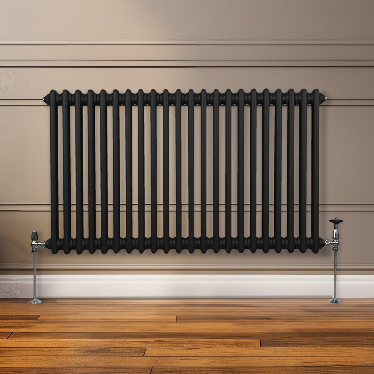 Radiateur traditionnel à deux colonnes noir, 600 x 1012 mm, avec des lignes ondulées et des supports en métal sur un mur beige