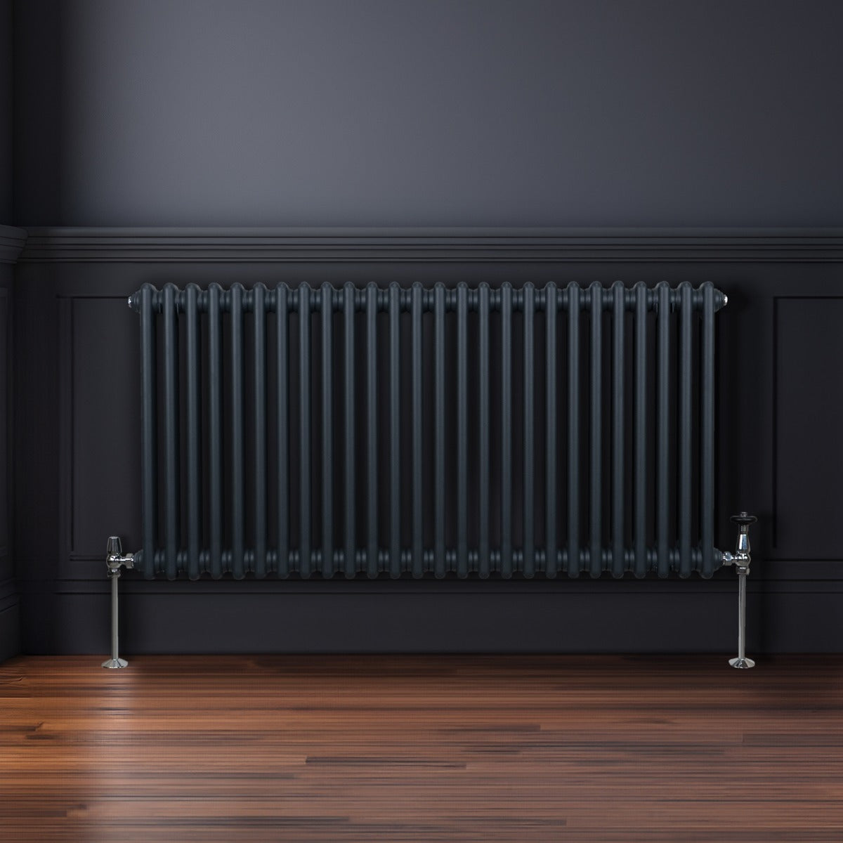 Radiateur traditionnel à 2 colonnes gris anthracite, 600 x 1192 mm, avec finition lisse et pieds en métal brillant sur un mur sombre