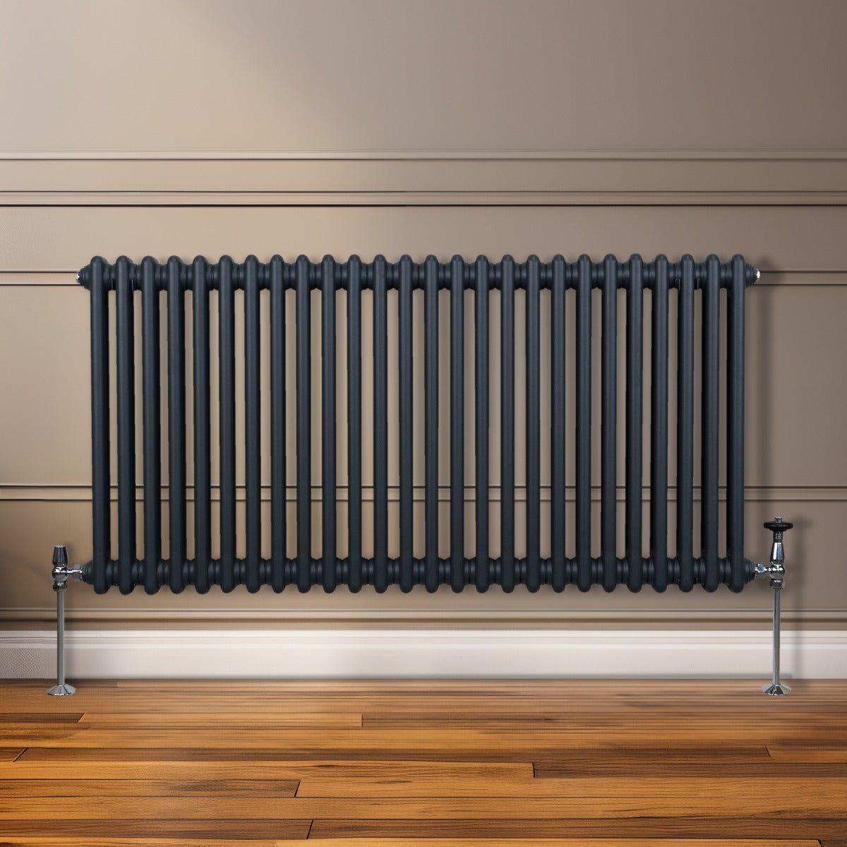 Radiateur traditionnel à 2 colonnes gris anthracite, 600 x 1192 mm, avec finition lisse et pieds en métal, installé contre un mur en bois