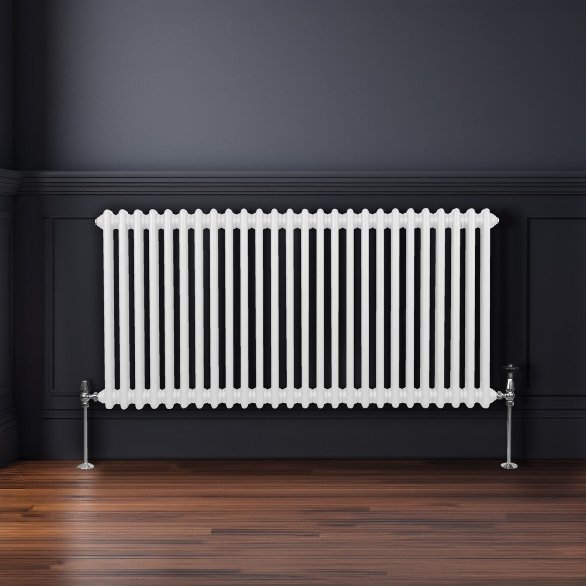 Radiateur traditionnel à deux colonnes, finition blanche, installé sur un mur sombre, avec un sol en bois chaleureux et élégant