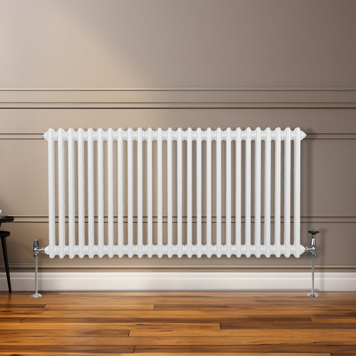 Radiateur traditionnel à 2 colonnes, blanc, 600 x 1192 mm, avec une finition lisse et des pieds en métal, installé contre un mur beige