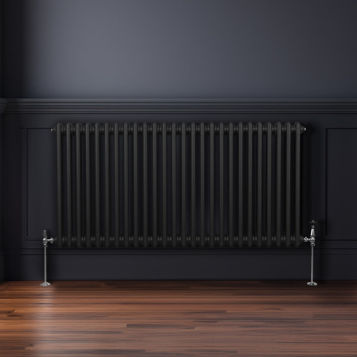 Radiateur traditionnel noir à deux colonnes, 600 x 1192 mm, avec des finitions en métal brillant et un design élégant sur un mur sombre