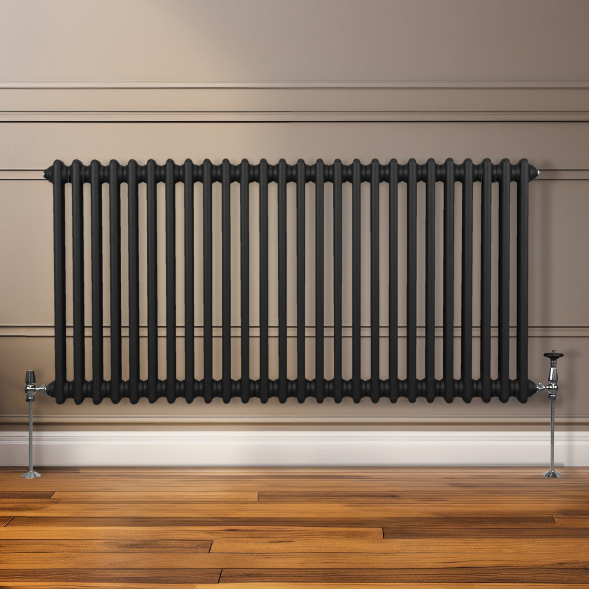 Radiateur traditionnel noir à deux colonnes, 600 x 1192 mm, avec une finition lisse et des pieds en métal sur un sol en bois chaleureux