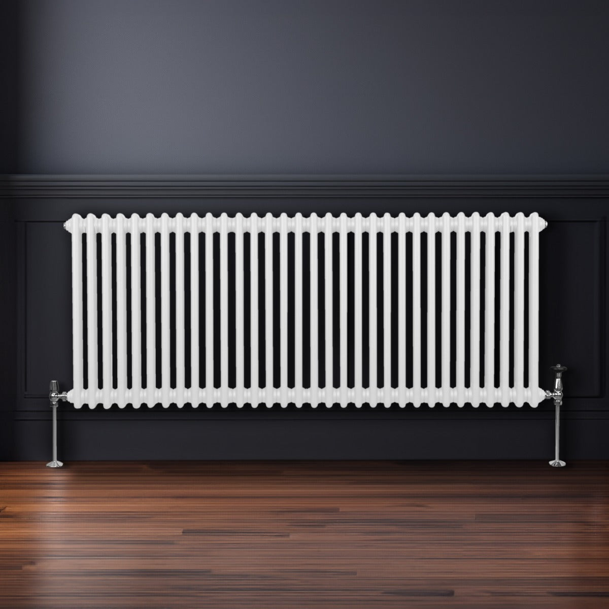 Radiateur traditionnel à deux colonnes, blanc, 600 x 1462 mm, avec des finitions lisses et des supports en métal sur un fond sombre