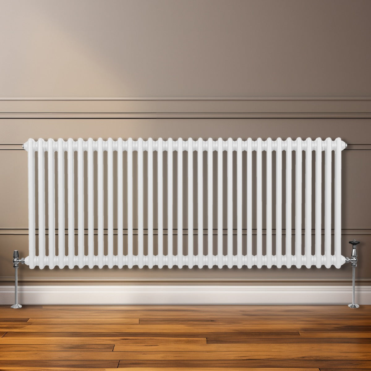 Radiateur traditionnel à 2 colonnes, finition blanche, 600 x 1462 mm, avec des pieds en métal et un design élégant sur un mur beige