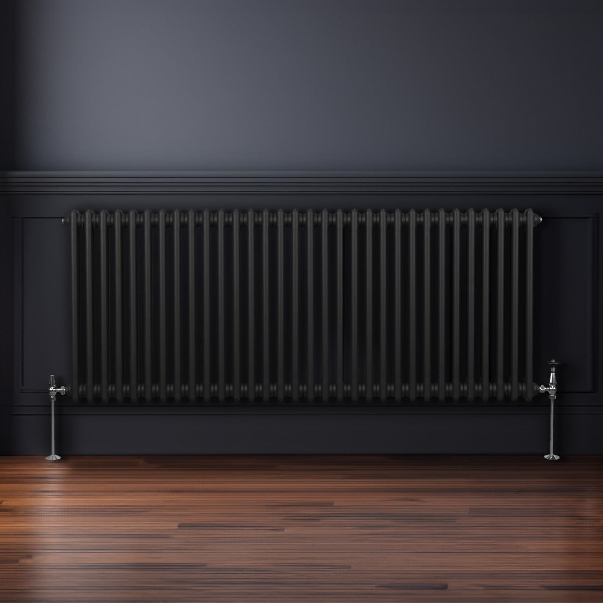 Radiateur traditionnel à 2 colonnes noir, 600 x 1462 mm, avec finition lisse et pieds en métal, installé sur un mur sombre en bois