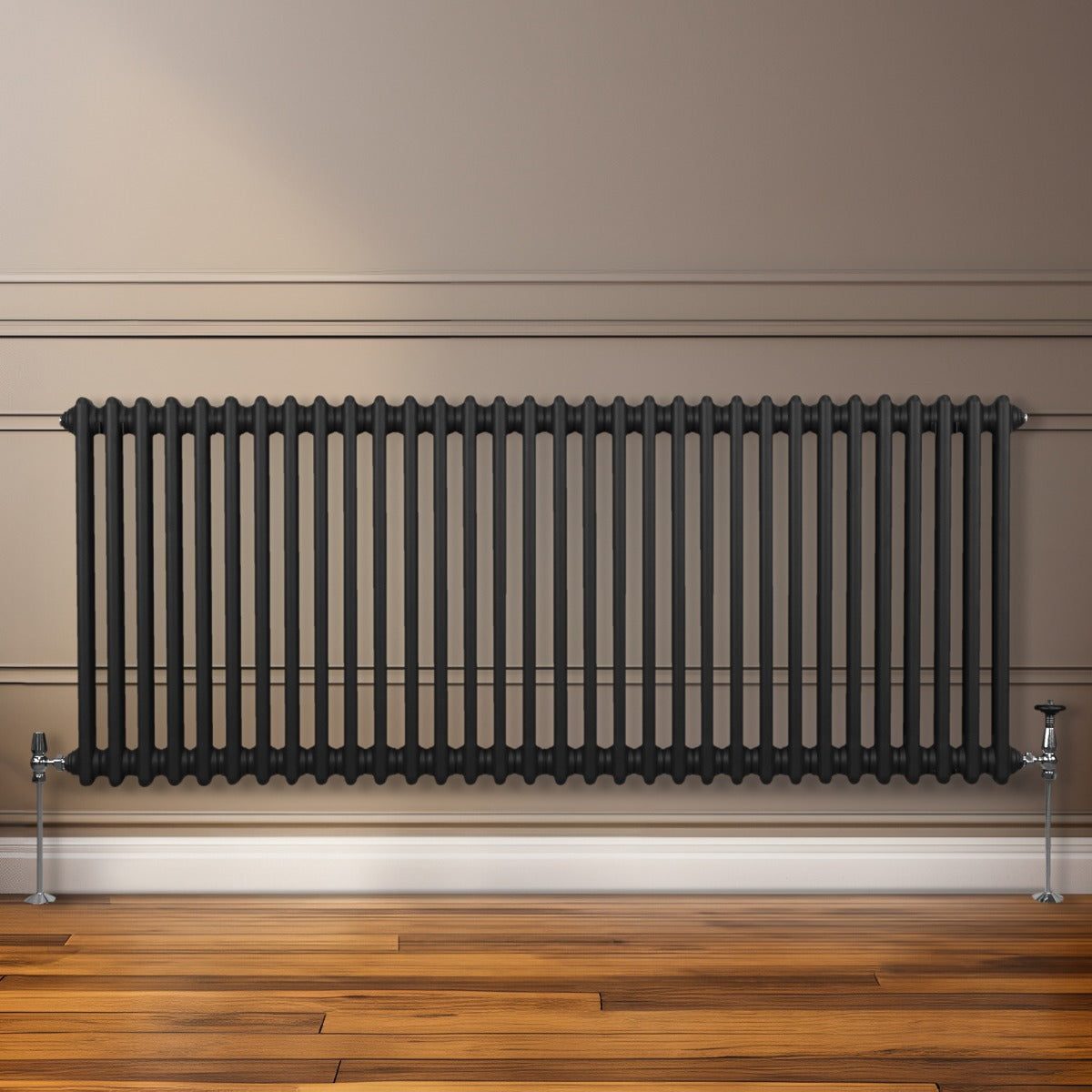 Radiateur traditionnel à deux colonnes noir, 600 x 1462 mm, avec une finition lisse et des pieds en métal, installé sur un mur clair