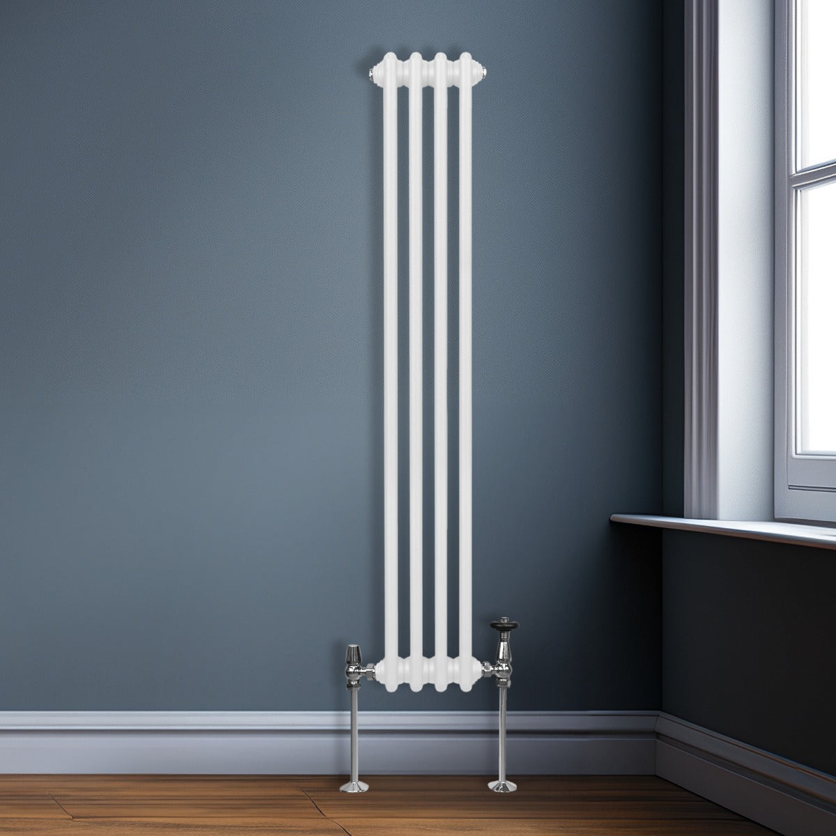 Radiateur traditionnel à deux colonnes, finition blanche, design vertical élégant, installé près d'une fenêtre sur un mur gris