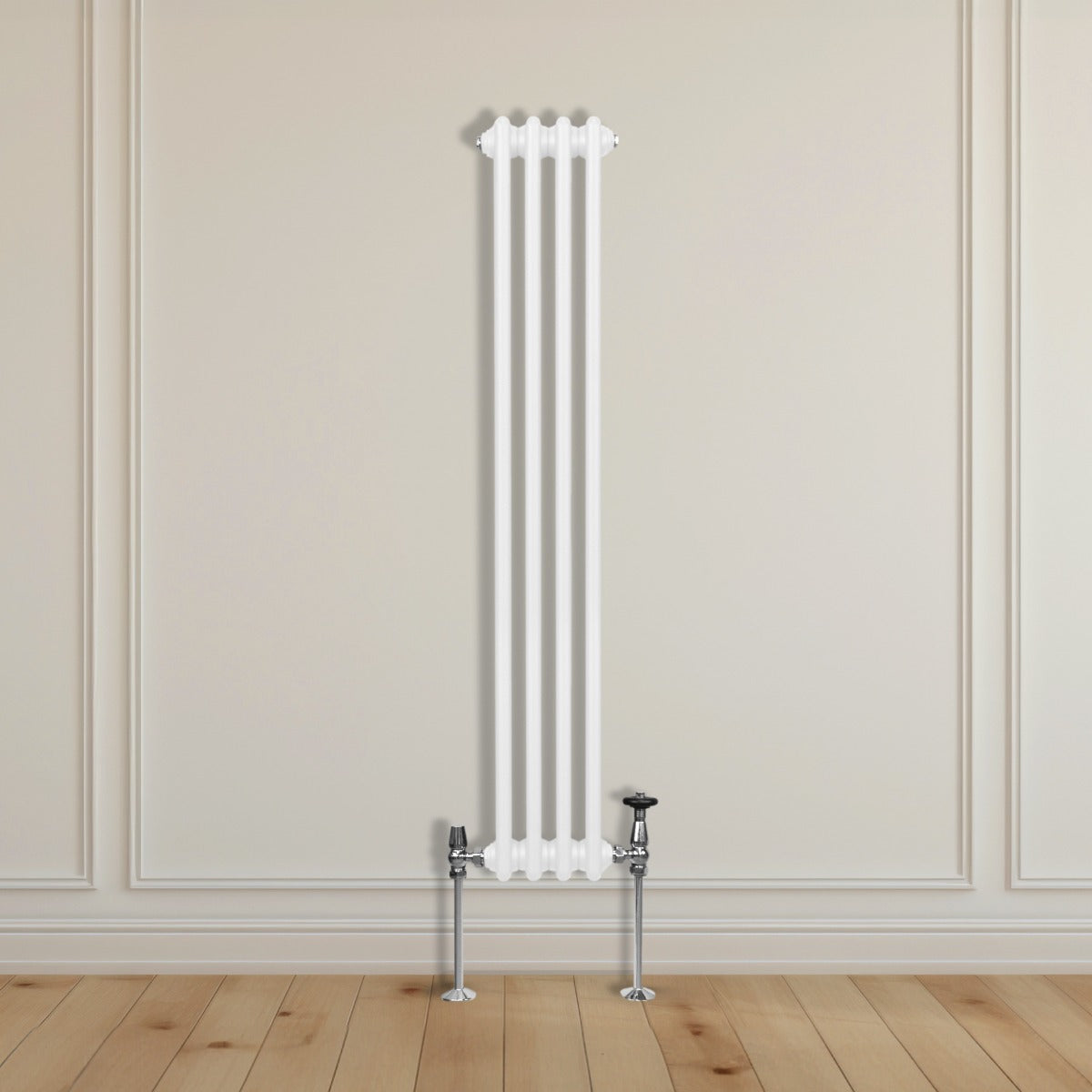Radiateur traditionnel à 2 colonnes blanc, élégant, avec des finitions chromées, installé sur un mur clair, sol en bois naturel