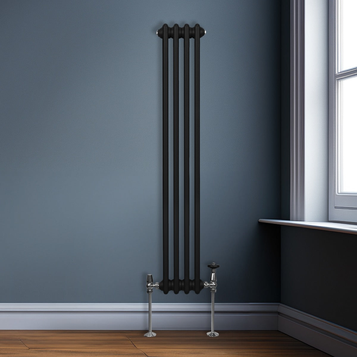 Radiateur traditionnel noir à deux colonnes, 1500 x 202 mm, installé dans un coin d'une pièce avec un mur bleu et un sol en bois