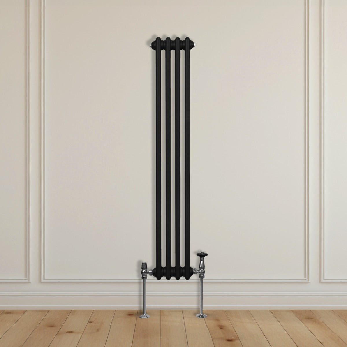 Radiateur traditionnel noir à deux colonnes, 1500 x 202 mm, avec des tuyaux en métal et des pieds en chrome, installé sur un mur clair