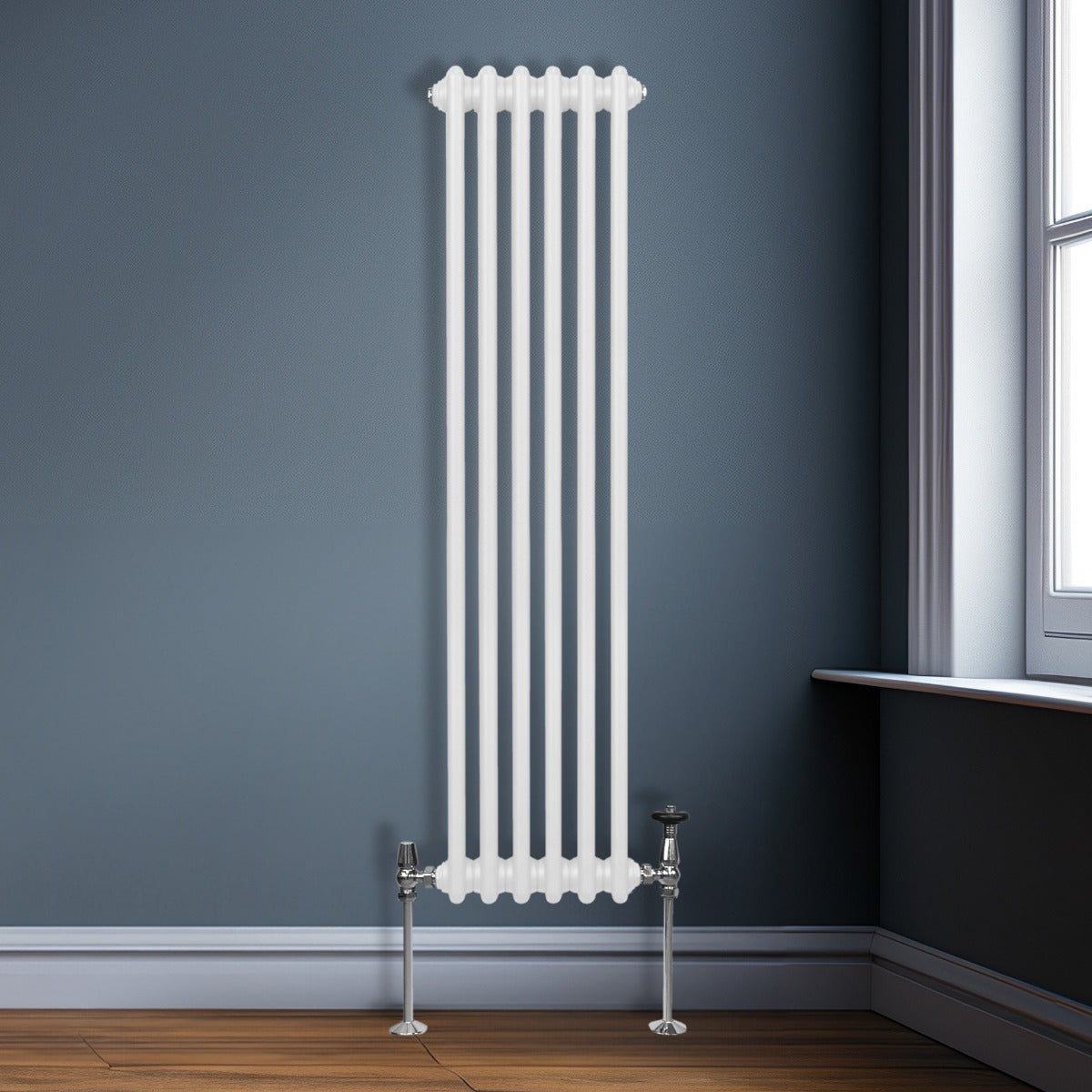 Radiateur traditionnel à 2 colonnes blanc, 1500 x 292 mm, installé sur un mur gris, avec des pieds en métal chromé et un design élégant