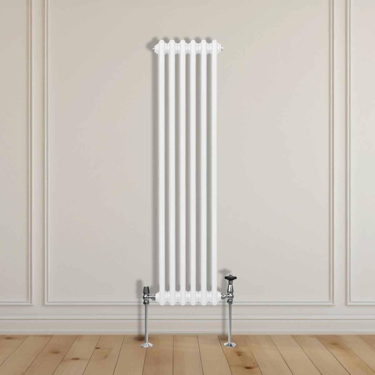 Radiateur traditionnel à deux colonnes, blanc, 1500 x 292 mm, avec des tuyaux chromés et un design élégant sur un mur clair