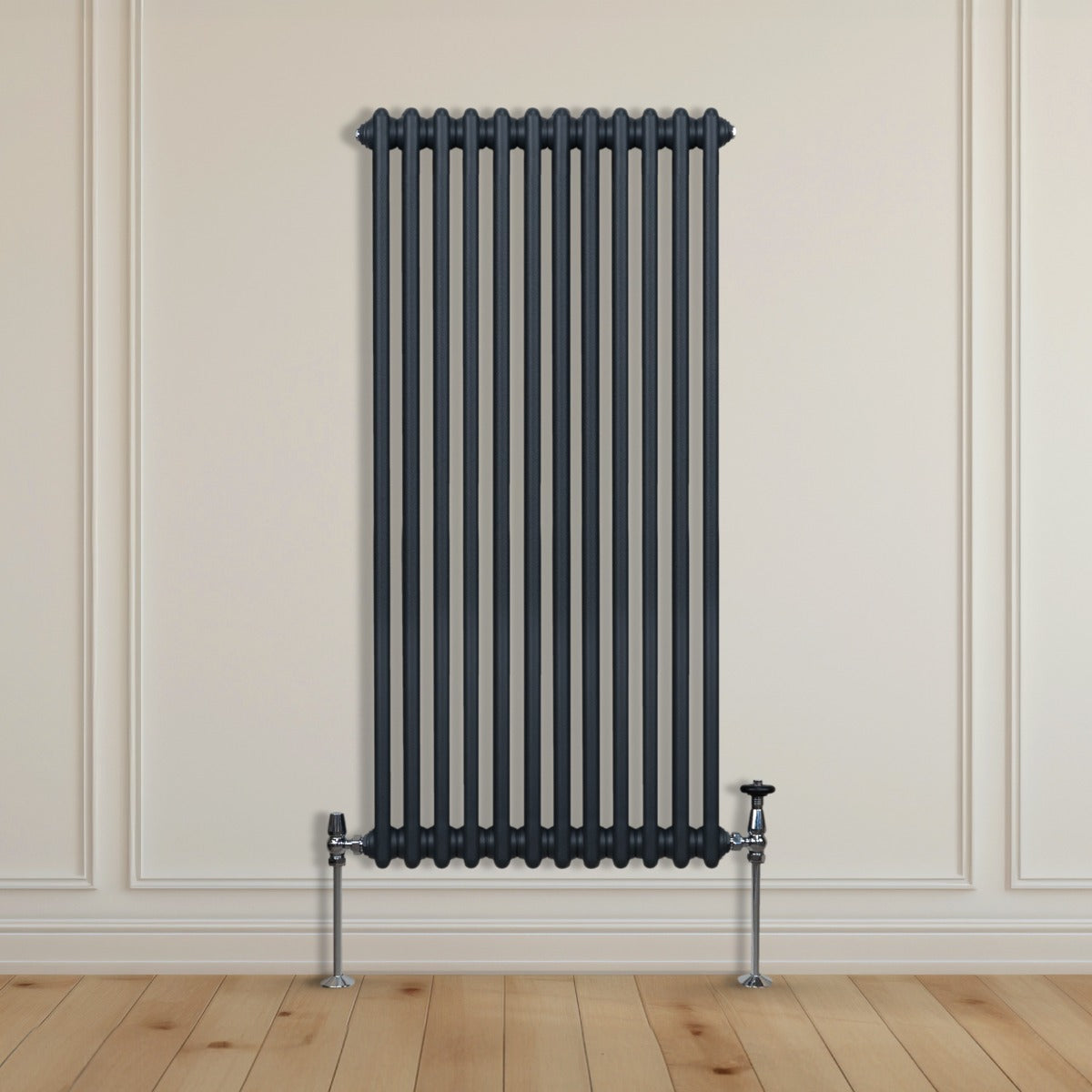 Radiateur traditionnel à 2 colonnes, 1500 x 562 mm, en gris anthracite, avec finition lisse et supports en métal argenté sur un mur clair