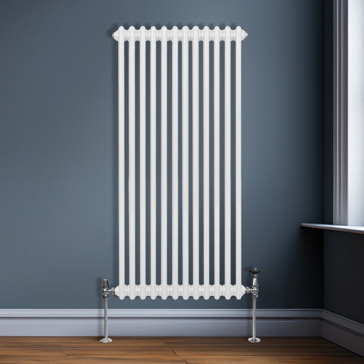 Radiateur traditionnel à deux colonnes, blanc, 1500 x 562 mm, avec des tuyaux en métal et un design vertical élégant sur un mur gris