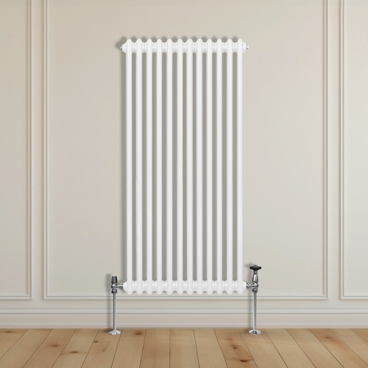 Radiateur traditionnel à 2 colonnes blanc, 1500 x 562 mm, installé sur un mur clair, avec des tuyaux en métal chromé et un sol en bois clair