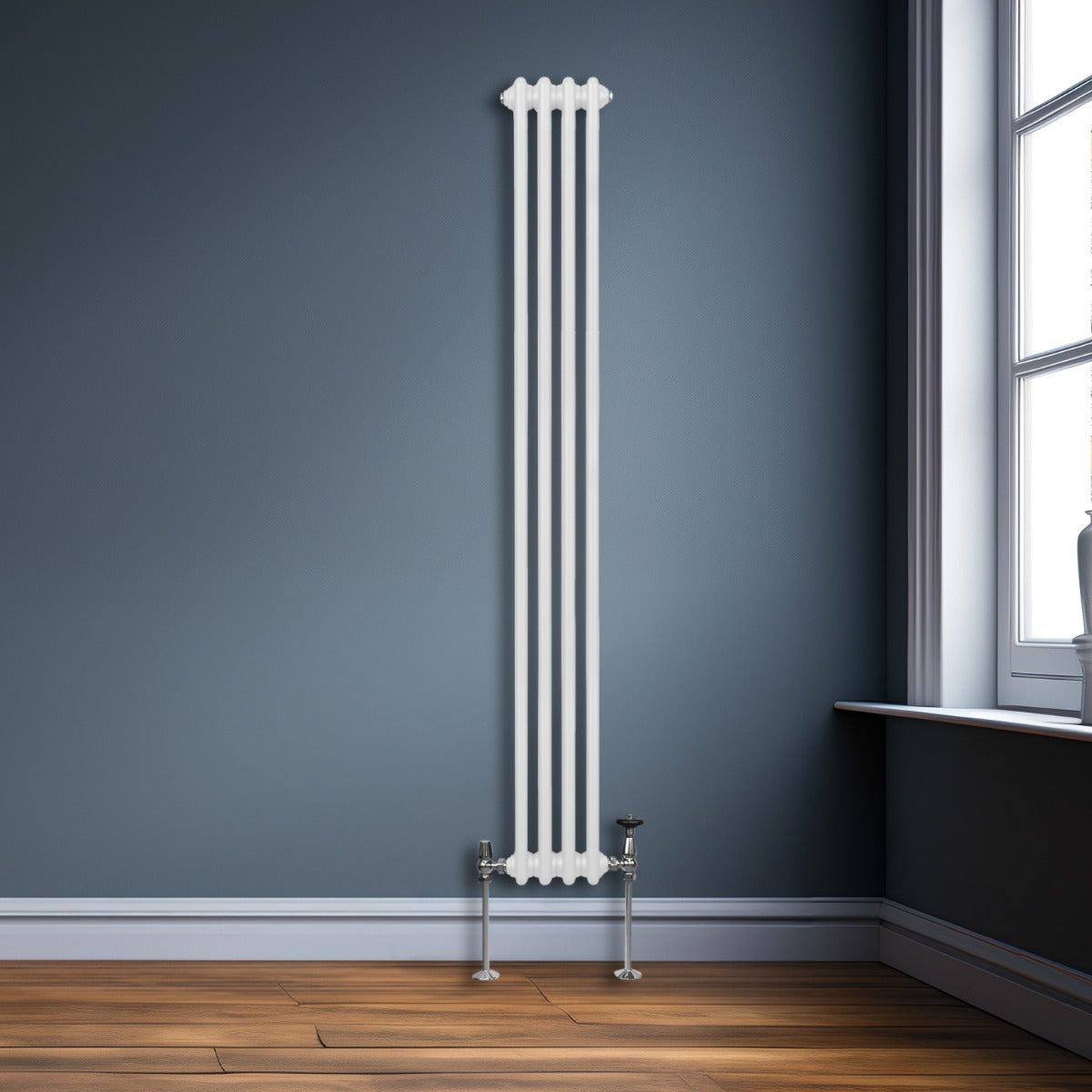 Radiateur traditionnel à 2 colonnes, blanc, 1800 x 202 mm, installé sur un mur bleu, avec un sol en bois chaleureux et fenêtres lumineuses