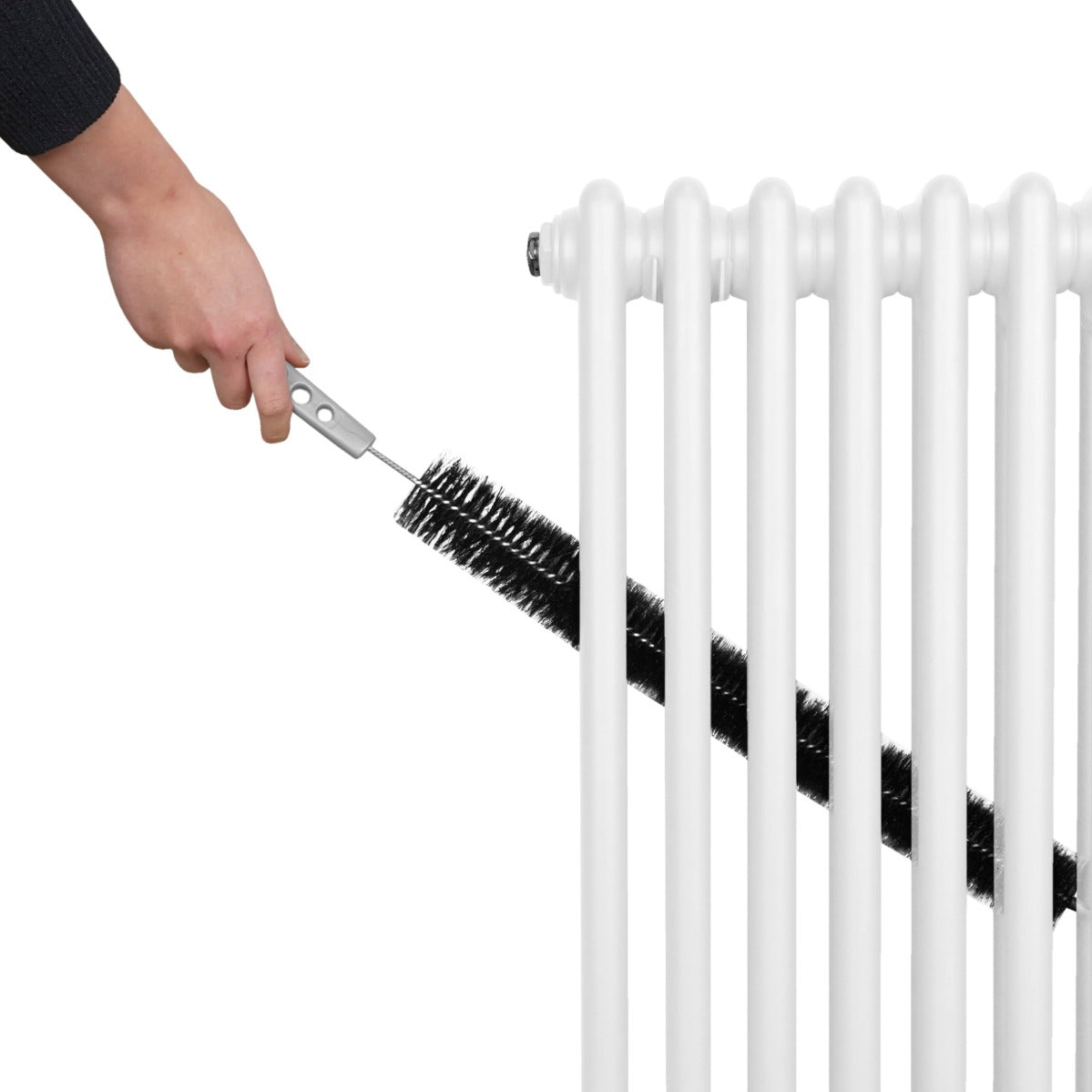 Radiateur traditionnel à deux colonnes blanc, nettoyé avec une brosse, montrant ses lignes épurées et sa finition lisse