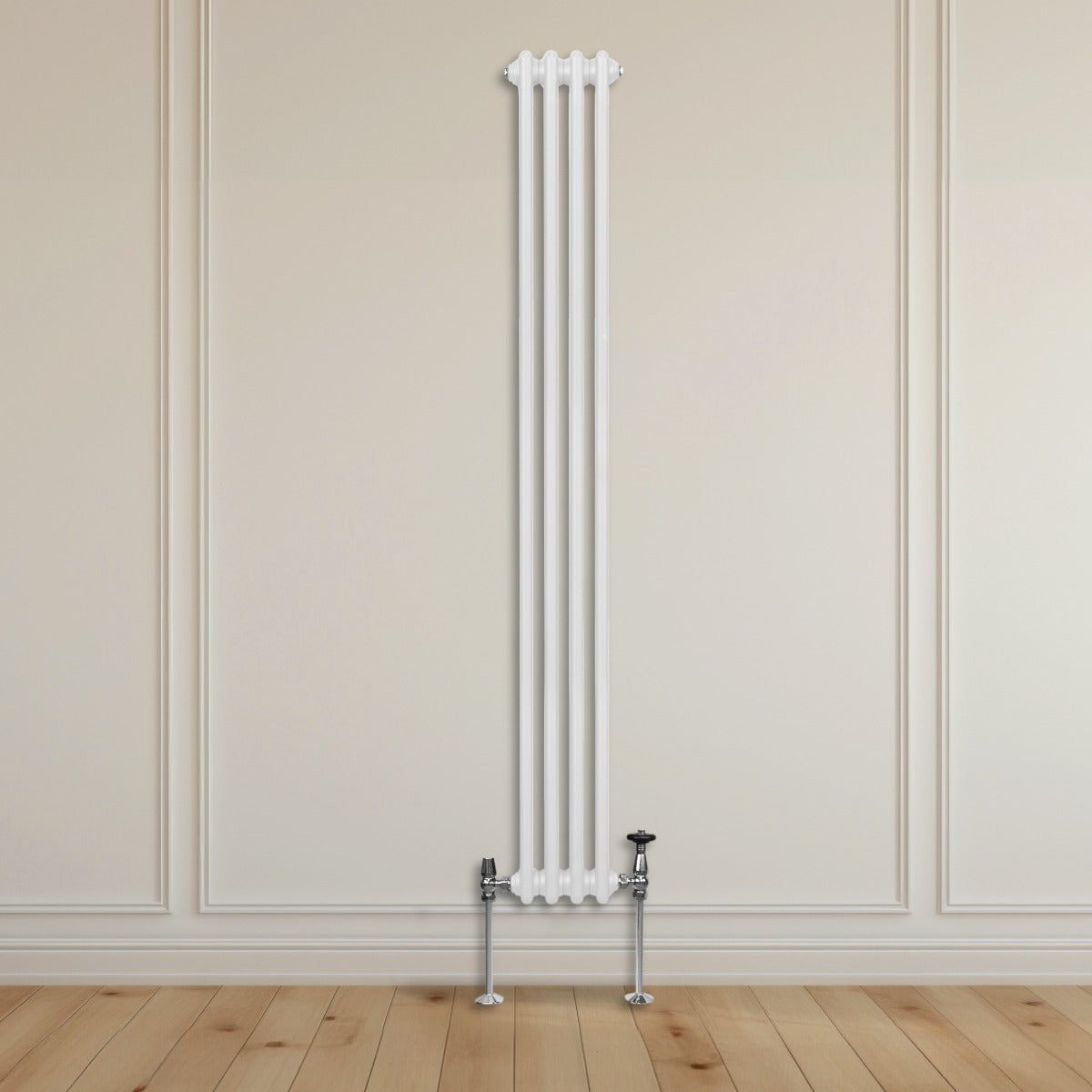 Radiateur traditionnel à deux colonnes, blanc, 1800 x 202 mm, installé sur un mur clair avec un sol en bois naturel, design élégant et moderne