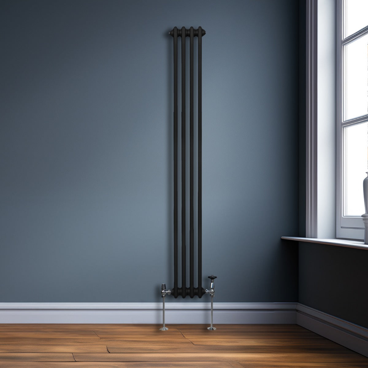 Radiateur traditionnel à 2 colonnes noir, 1800 x 202 mm, installé sur un mur gris, avec un sol en bois clair et une fenêtre lumineuse
