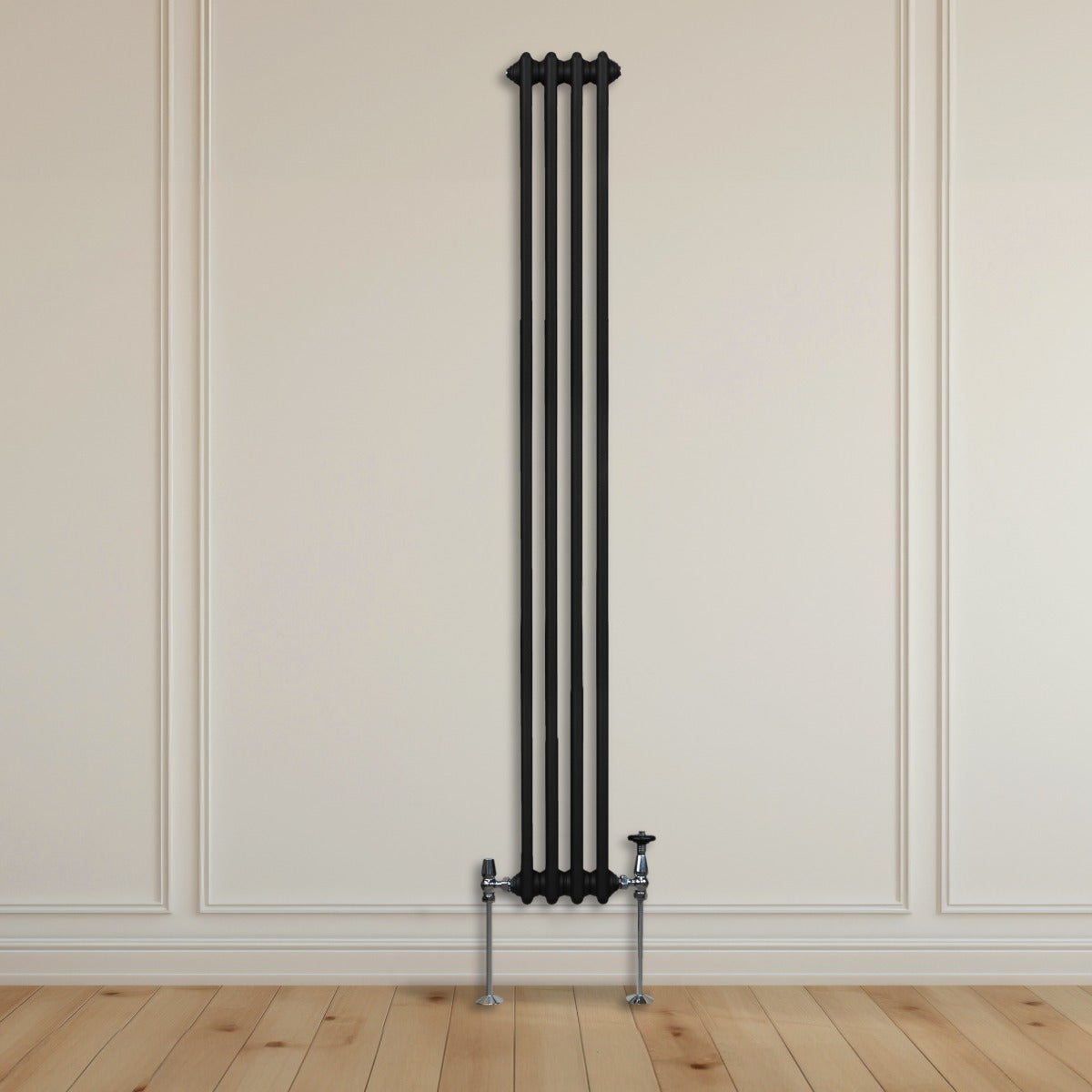 Radiateur traditionnel noir à 2 colonnes, 1800 x 202 mm, avec finition lisse et design élégant, installé sur un mur clair en bois