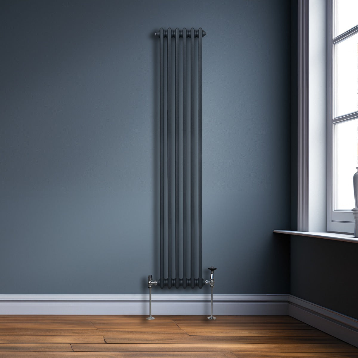 Radiateur traditionnel à 2 colonnes gris anthracite, élégant et moderne, installé sur un mur bleu, avec un sol en bois chaleureux