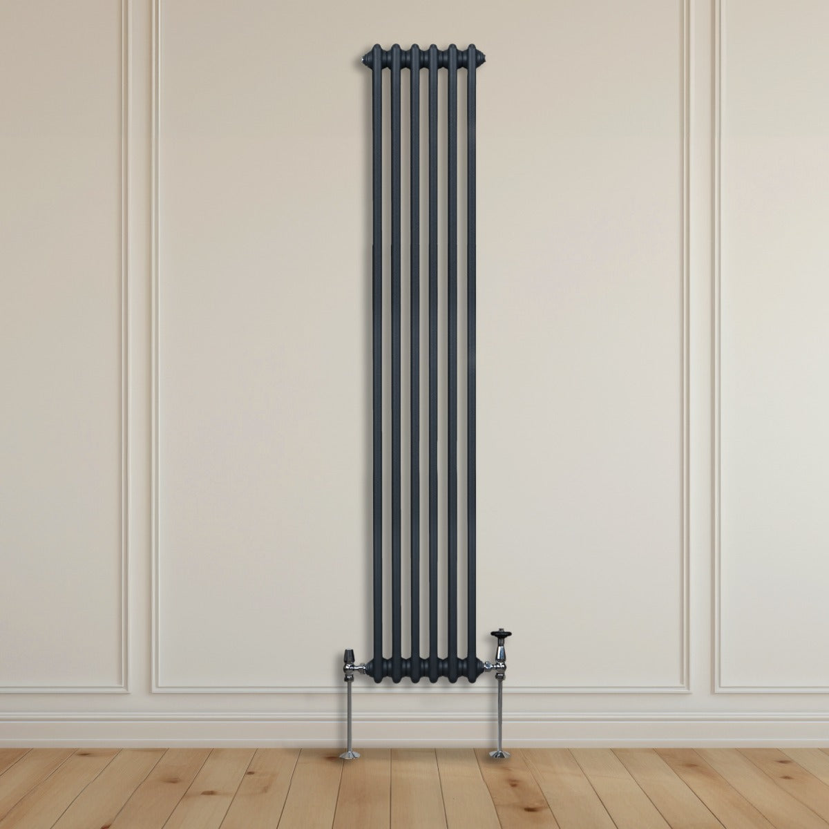 Radiateur traditionnel à 2 colonnes gris anthracite, 1800 x 292 mm, avec une finition lisse et des pieds en métal brillant sur un mur clair