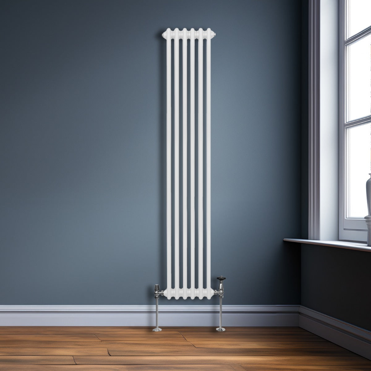 Radiateur traditionnel à 2 colonnes blanc, 1800 x 292 mm, installé sur un mur gris, avec un sol en bois et une fenêtre lumineuse