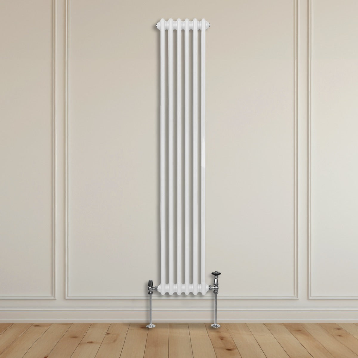 Radiateur traditionnel à deux colonnes, blanc, 1800 x 292 mm, installé sur un mur clair avec un sol en bois chaleureux