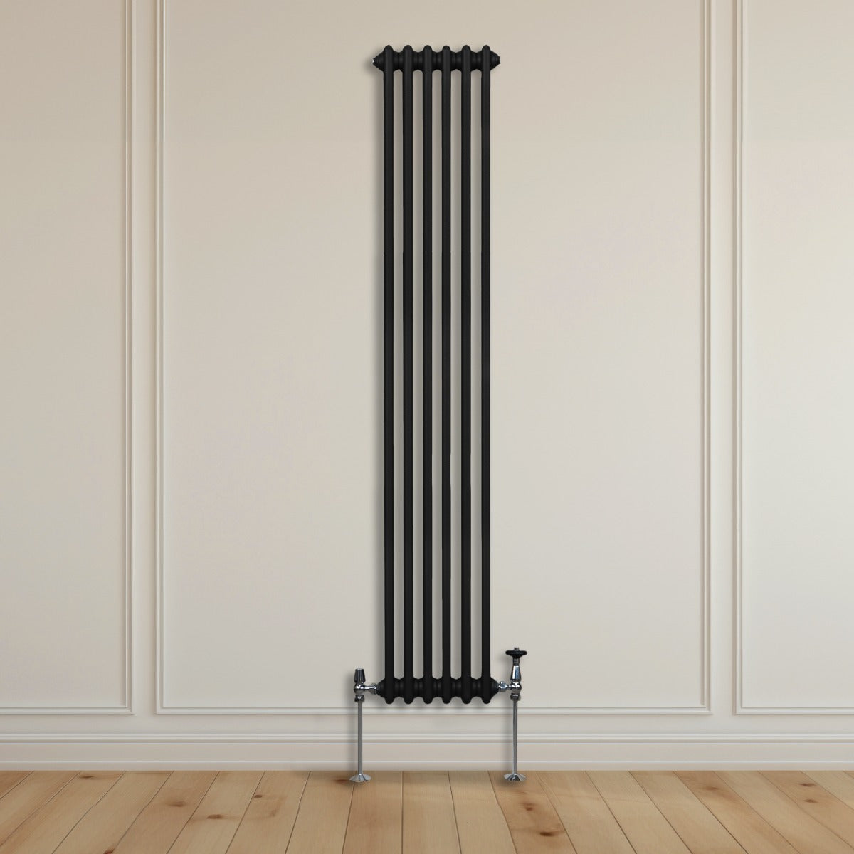 Radiateur traditionnel noir à deux colonnes, 1800 x 292 mm, avec finition lisse et pieds en métal, installé sur un mur clair en bois