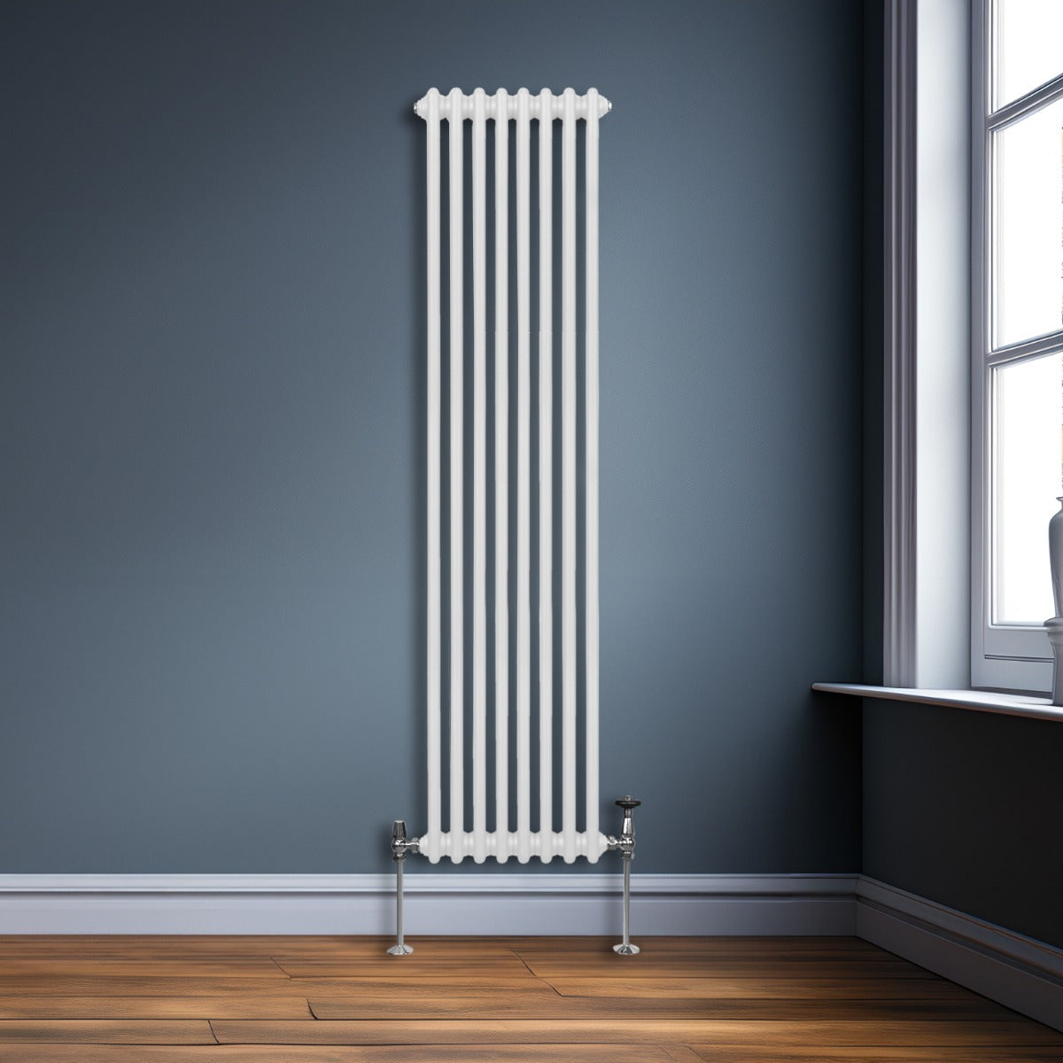 Radiateur traditionnel à 2 colonnes blanc, 1800 x 382 mm, installé contre un mur bleu, avec un sol en bois chaleureux et lumineux