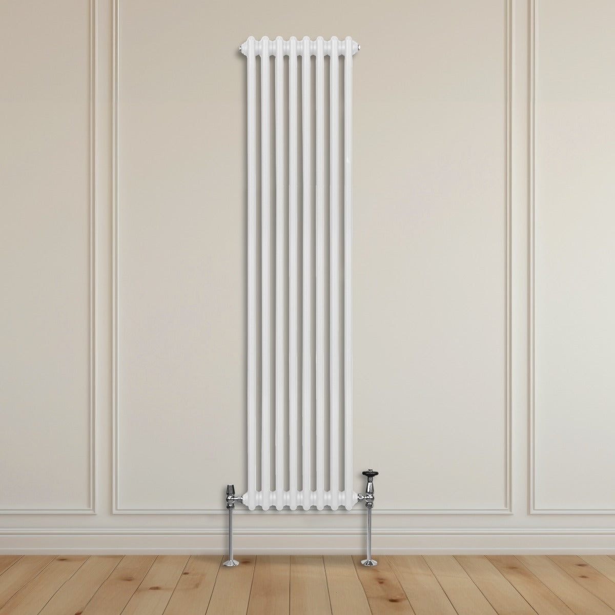 Radiateur traditionnel à deux colonnes, blanc, 1800 x 382 mm, installé contre un mur clair avec un sol en bois naturel