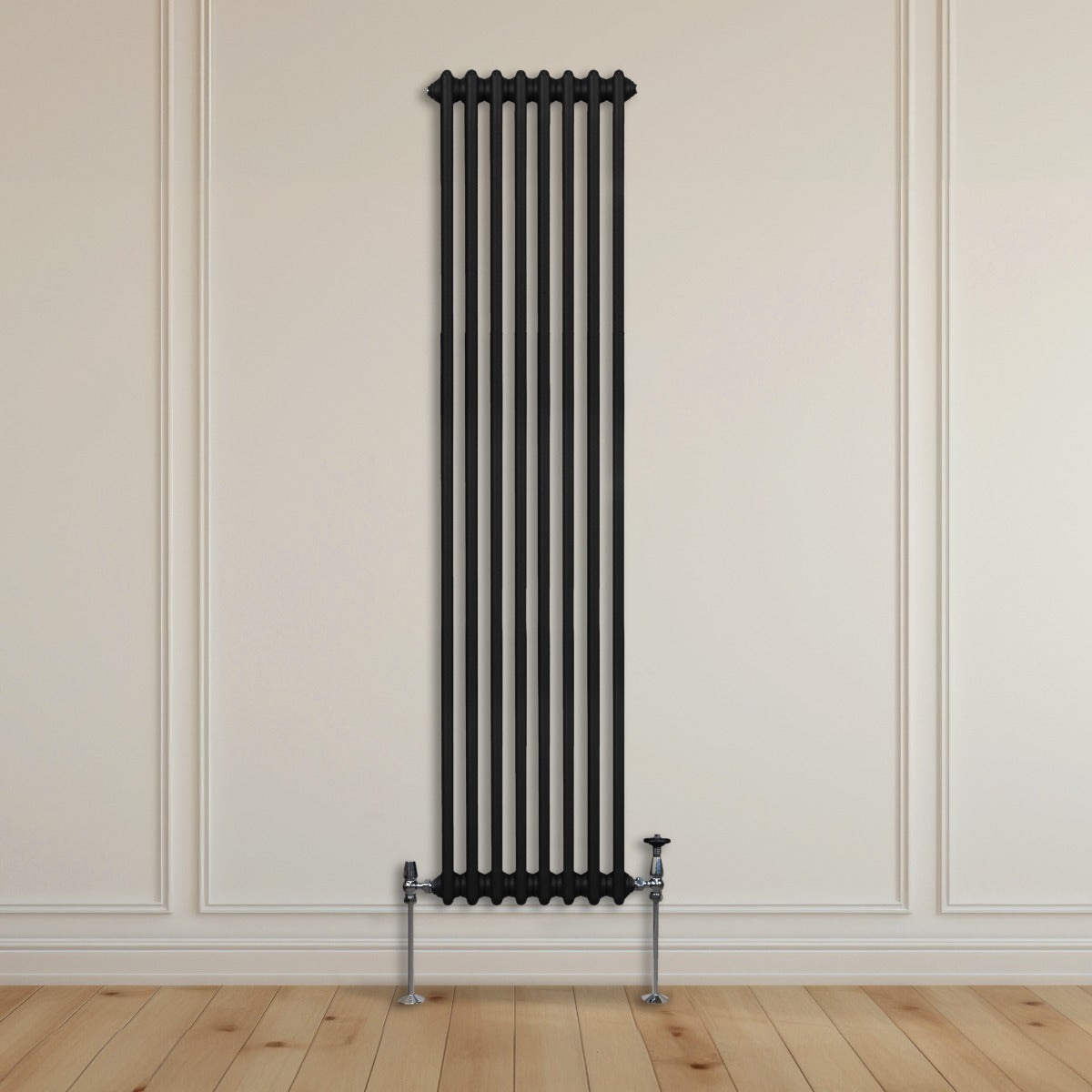 Radiateur traditionnel noir à deux colonnes, 1800 x 382 mm, avec une finition lisse et des tuyaux verticaux élégants sur un mur clair