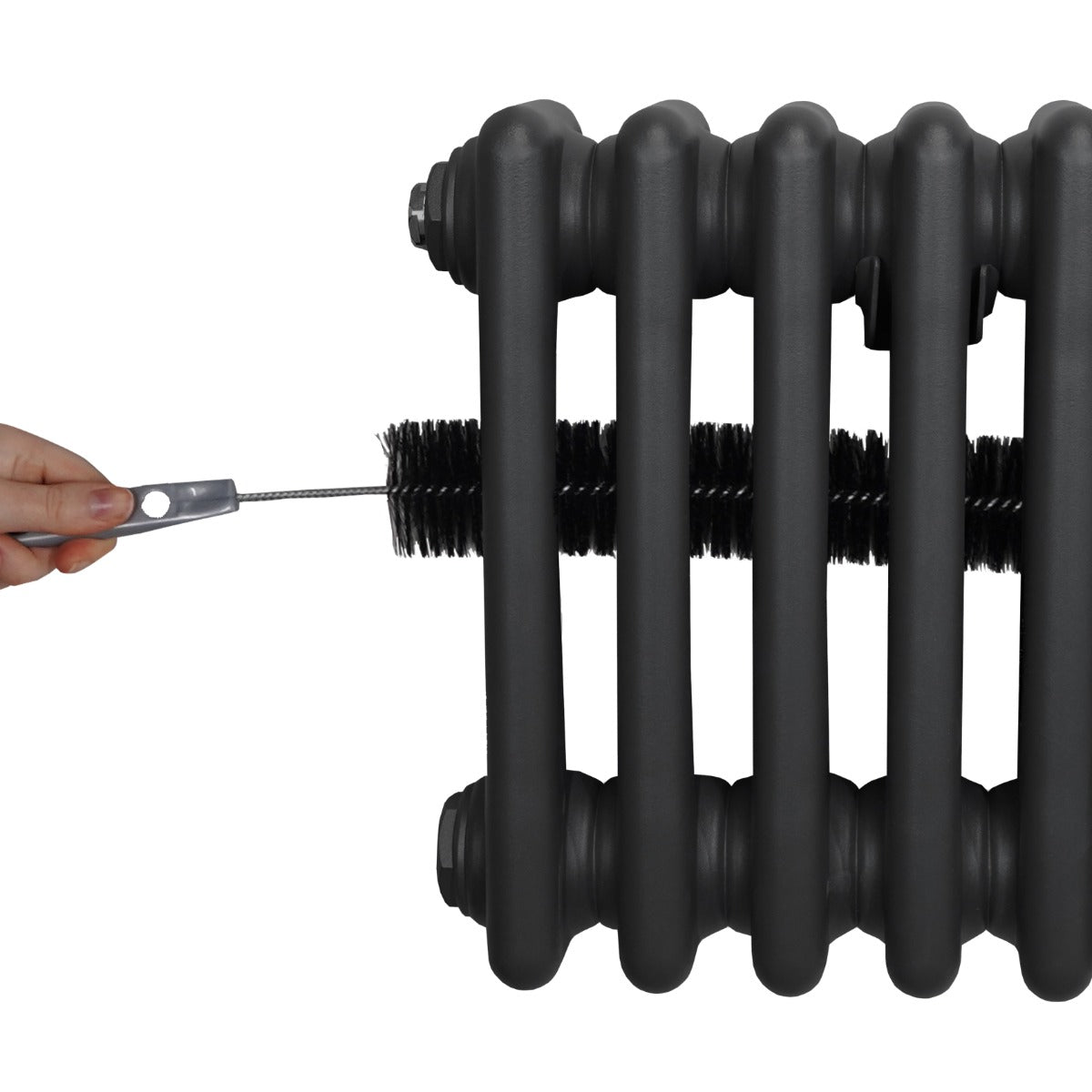 Radiateur traditionnel à 3 colonnes gris anthracite, avec une brosse de nettoyage en cours d'utilisation pour l'entretien
