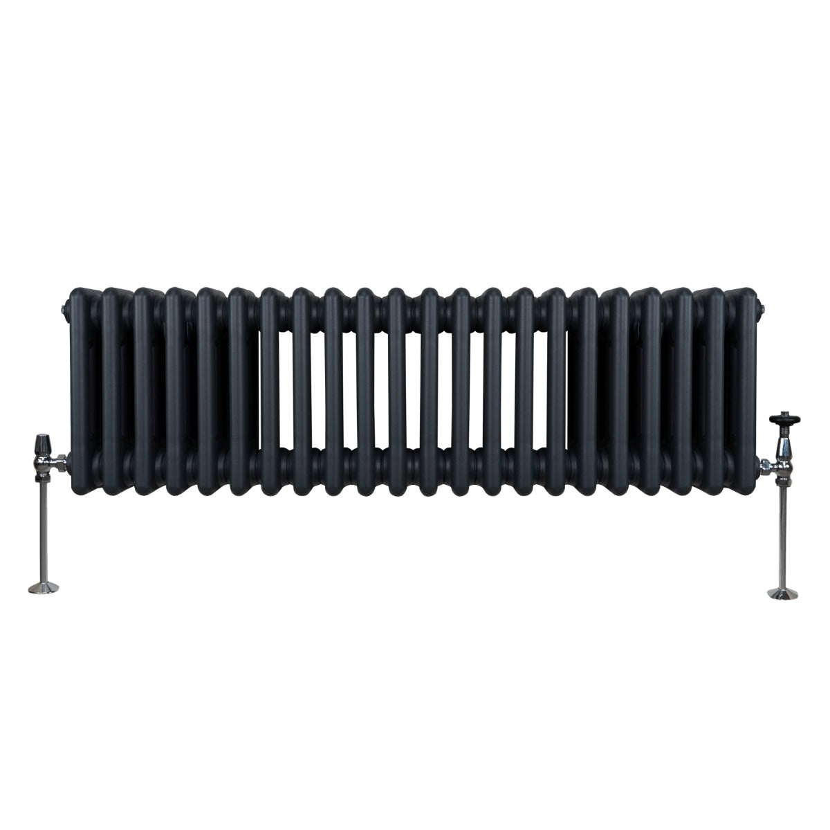 Radiateur traditionnel à 3 colonnes en gris anthracite, avec une finition lisse et des pieds en métal, offrant un design élégant et fonctionnel