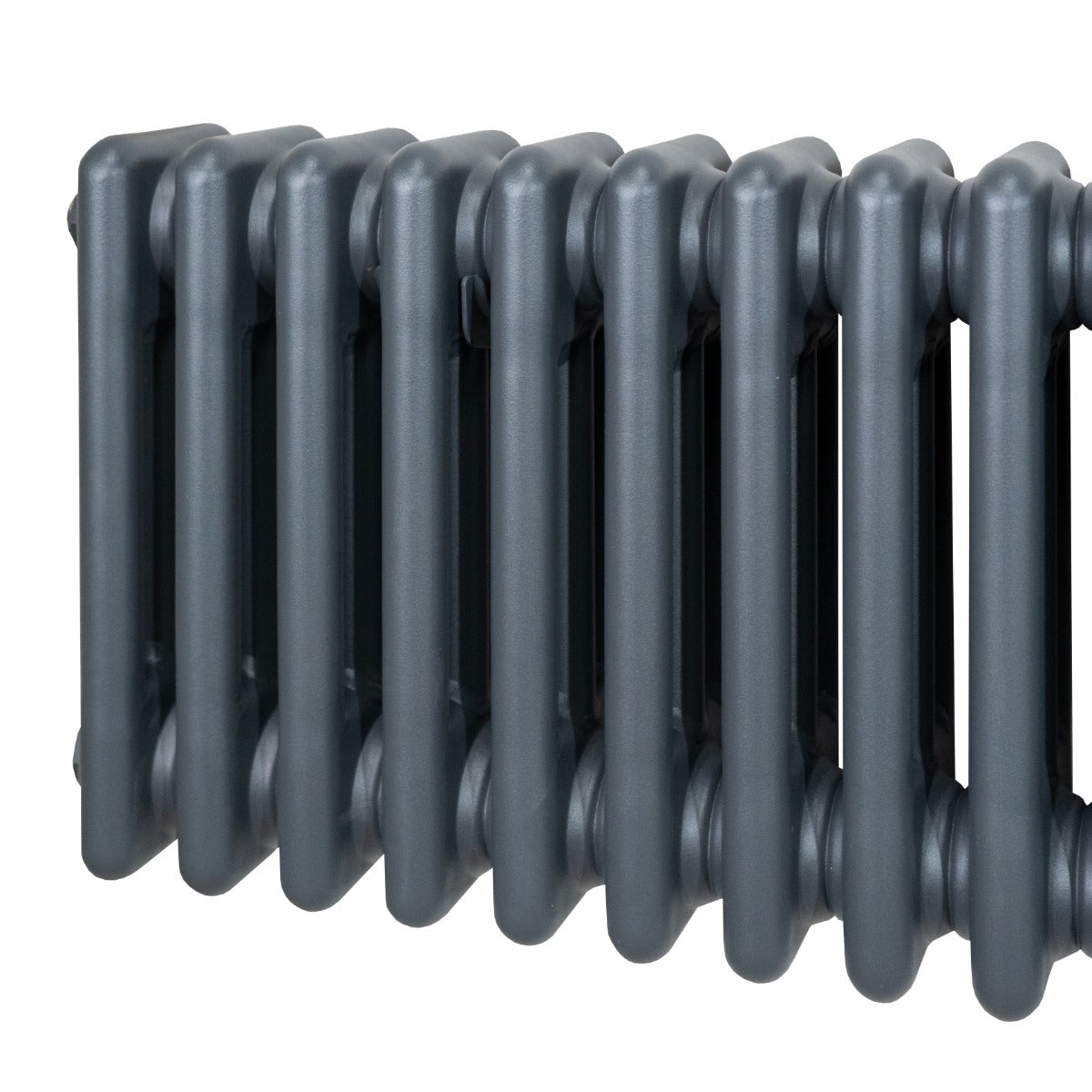 Radiateur traditionnel à 3 colonnes en gris anthracite, avec une finition lisse et des contours arrondis, idéal pour un intérieur élégant